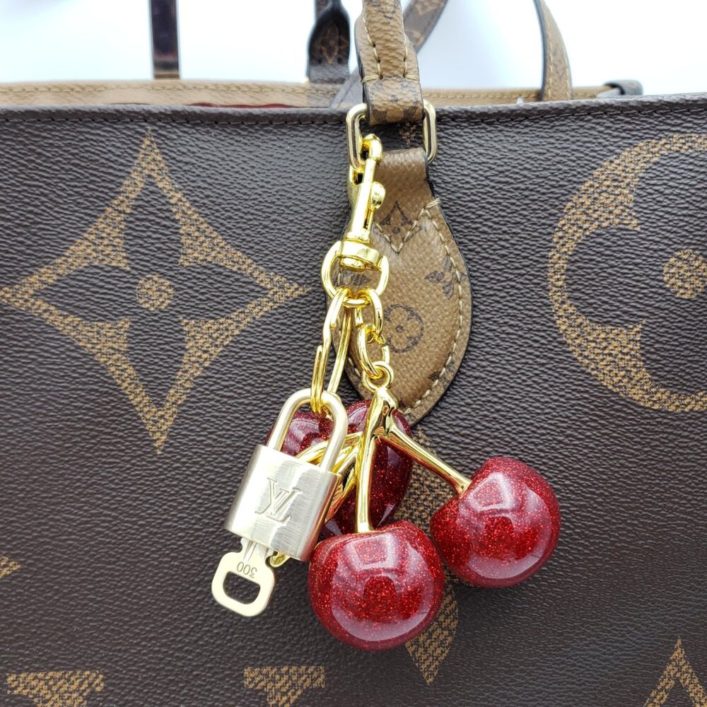 Louis Vuitton Gold Lock 🔒 Authentic LV Key + Unbranded Apple/Heart Bag Charm - Picture 2 of 10